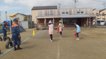先生たちは、消火器で初期消火の訓練をしました！