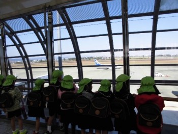 飛行機が着陸したり、離陸したりする様子に興味津々な子どもたち。 飛行機が左側に行くと、みんなも左にゾロゾロ・・・。右側に行くと、みんなもゾロゾロ・・・。