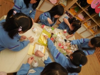 お店で売る商品は、どういうふうにしたいのか、形や大きさ、ラッピング方法なども話し合って製作し、毎日楽しみにしていました。