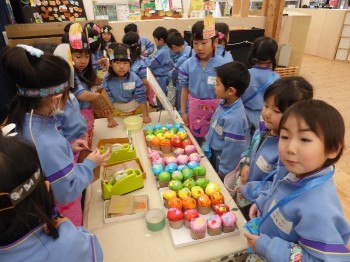 「いらっしゃいませ！おすすめは、いちご味ですよ！」と、店員さんになりきり、楽しんでいました。 子どもたちにとって素敵な思い出となりました。